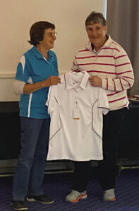 Captain Lindy Randall, presenting Condobolin resident, Jan Pawsey, with a shirt for getting a hole-in-one.