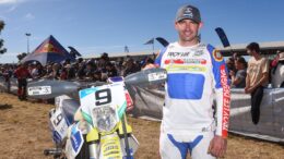 Condobolin’s Jacob Smith secuted second place at the 2022 Tatts Finke Desert Race. He and his FE 501 Husqvarna rode hard to win the Prologue, and then set the second fastest time on the way from Alice Springs to Finke on Sunday, 12 June. Image Credits: DirtComp Magazine via Husqvarna Motorcycles Australia Facebook Page.